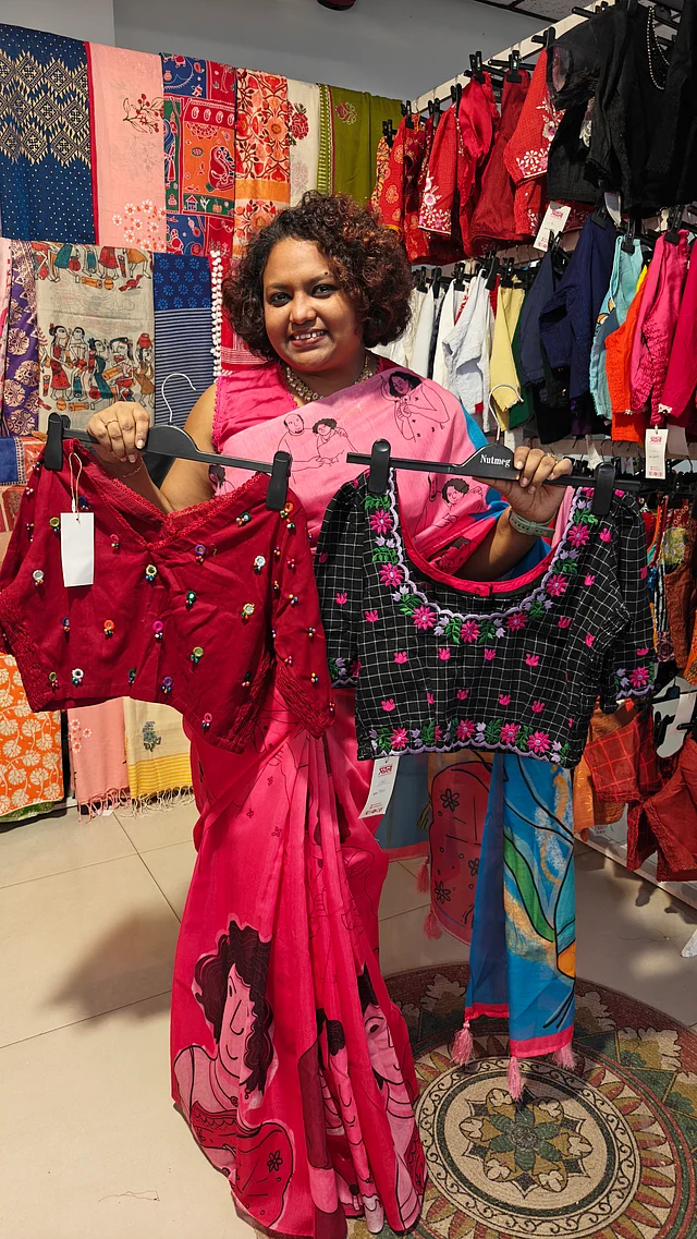 শাড়ির জন্য জনপ্রিয় হলেও সরলা-র কারুকাজ করা ব্লাউজ কালেকশন দেখার মতো। তাদের ভাইরাল ঝুনঝুনি ব্লাউজও ছিল এর মাঝে।