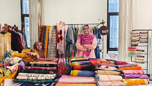 ঐতিহ্যবাহী মণিপুরী শাড়ি আর ডাইভার্সিফাইড পোশাক নিয়ে সকলের মন জয় করেছে সীমন্তিনী