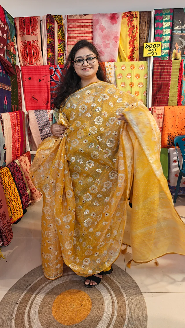 ঋতির এই লাল স্টোন বসানো ফুলেল হলদে শাড়িটি বসন্তের হট ফেভারিট হতে পারে অনায়াসে