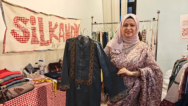 সিল্ক অ্যান্ডি বাই মিতু-র এই ক্লাসি কুর্তিটি মানিয়ে যাবে যেকোনো সেমি ফরমাল অকেশনে। নকশা আর কাপড়ে মানের দিক থেকে ছাড় দেয় না তারা