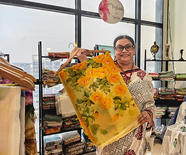 পোশাক বাই তাননাস-এর অত্যন্ত মানসম্পন্ন ফুলেল হ্যান্ড পেইন্টের শাড়িগুলো একটি থেকে আরেকটি যেন বেশি নজরকাড়া।