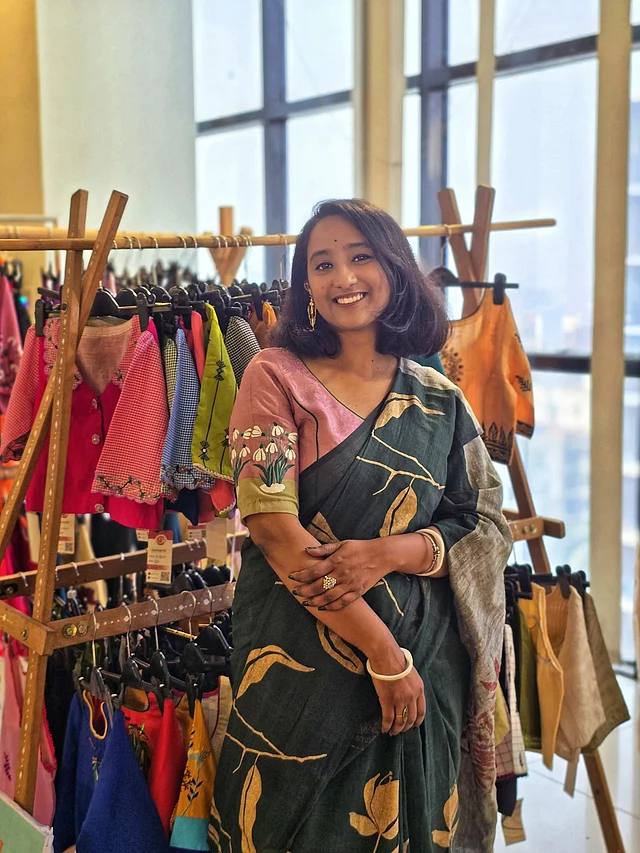 অপরাজিতা, কাঞ্চন, পদ্ম আর বাগিচা ব্লাউজে অনন্যার পসরায় ছিল ফুলের সমারোহ