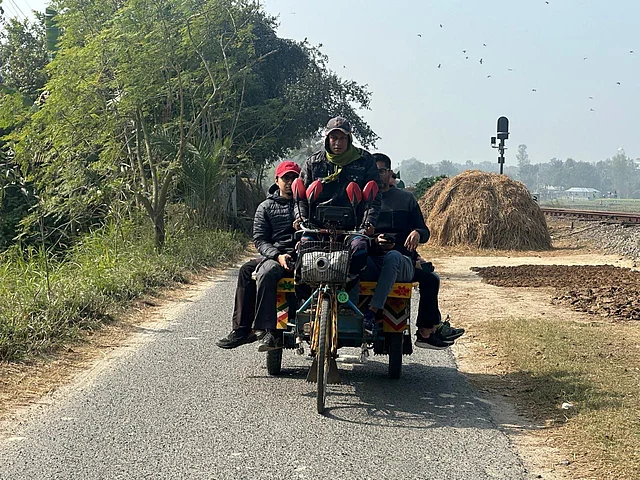 আমরা উপভোগ করছিলাম স্থানীয় মানুষের জীবনচিত্র
