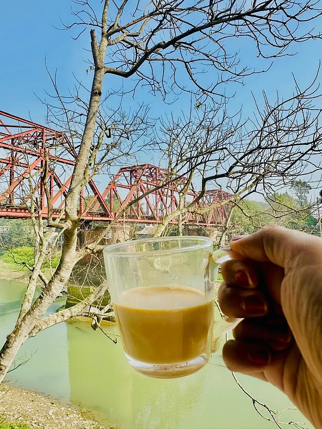 রবিউলের টি স্টলে এক কাপ দুধ চা উপভোগ করলাম