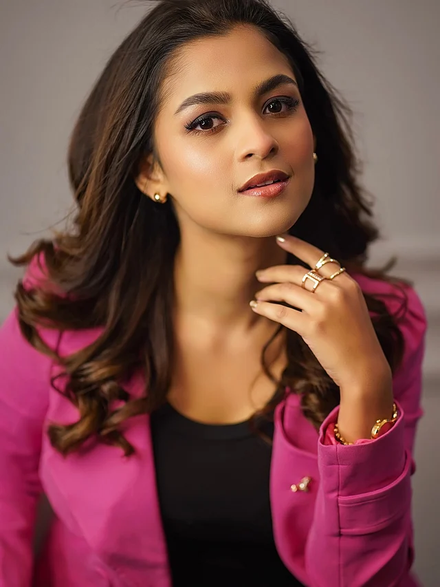 সঙ্গে পরেছেন ব্ল্যাক ইনার ক্রপ টপ