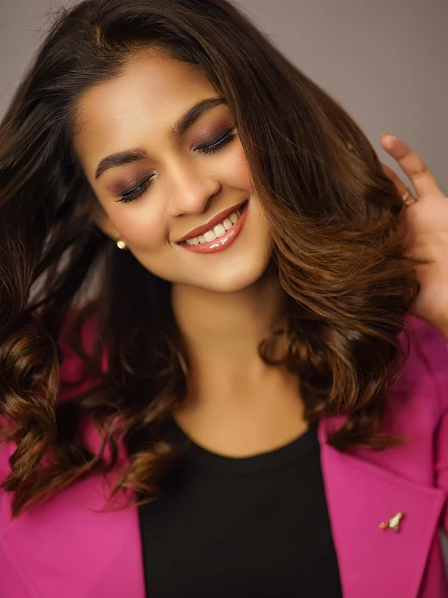 ফ্ললেস বেস, আইলাইনার ও মাসকারা, সফট পিংক আইশ্যাডো, ব্লাশ এবং গ্লসি লিপকালার—এই সবই সাদিয়ার লুকে এনেছে ন্যাচারাল গ্লো