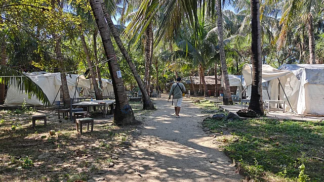 ৪০০শ’র বেশি নারকেল গাছ আছে এই রিসোর্টে