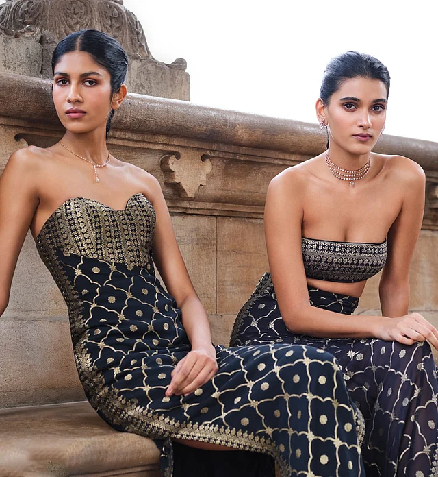 অনিতা ডোংরের স্বদেশ প্রাণিত পোশাক