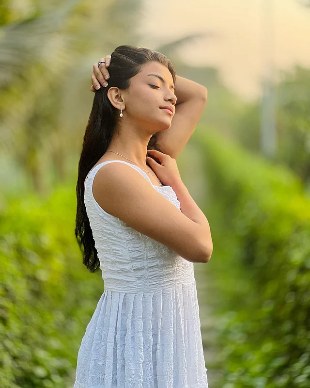 সাদা স্লিভলেস ড্রেসে ইরার শ্বেতশুভ্র লুক