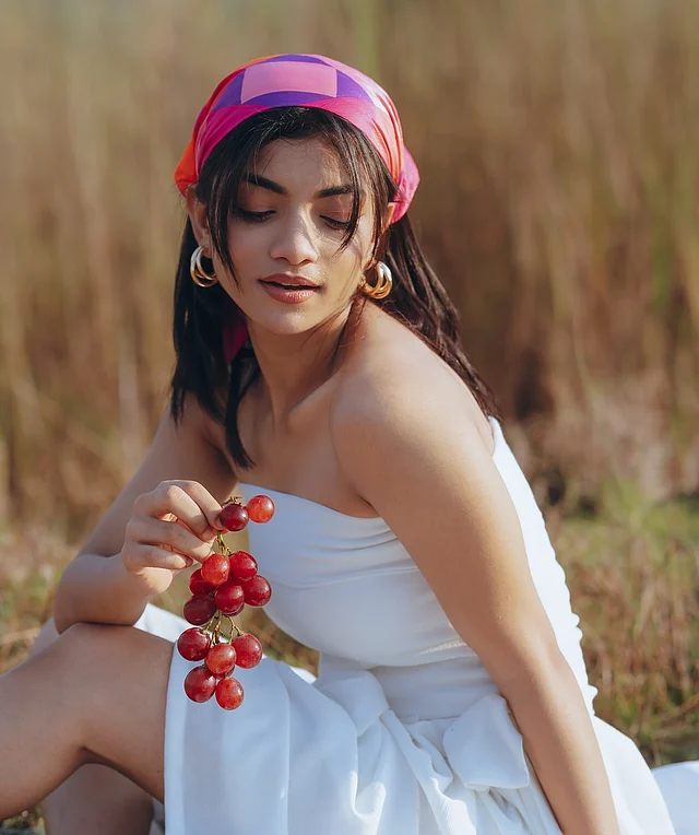 সাদা মিনিড্রেসের সঙ্গী হয়েছে হুপ দুল, ব্যান্ডানা আর এক থোকা আঙুর