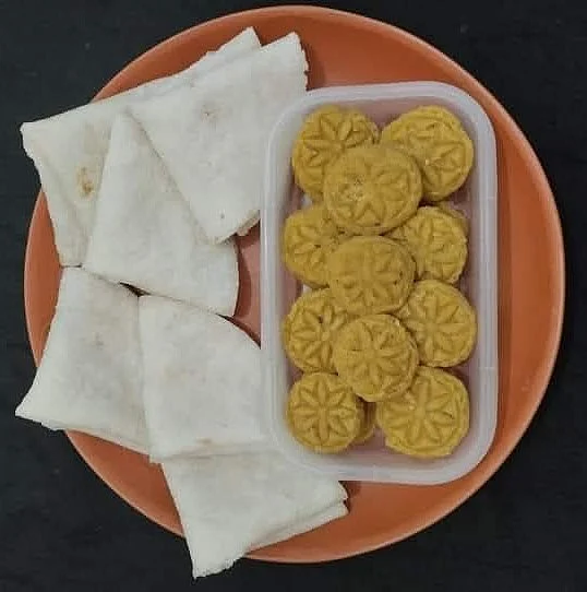 চালের রুটির সঙ্গে ছোলার ডালের হালুয়া