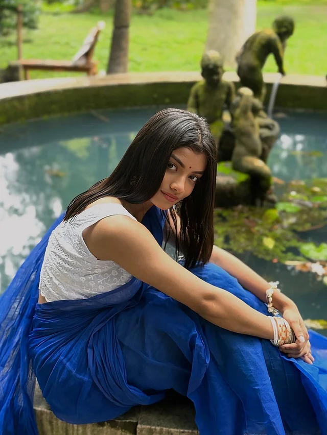 বকুলতলায় নীল শাড়ির লুকে দেখা যাচ্ছে ইরাকে