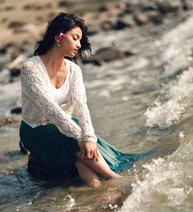 খরস্রোতের পাশে আনমনা ইরা। পরেছেন সবুজ স্কার্ট, সাদা টপ। সঙ্গে অফ হোয়াইট নেটের লেয়ারিং।