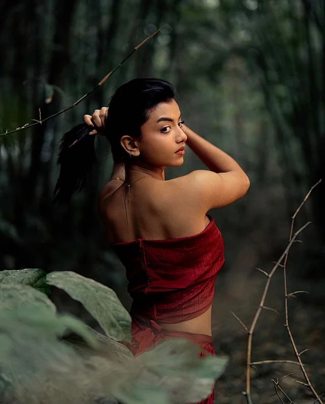 মায়াময় লুকে লাল ড্রেপে আকর্ষণ ছড়াচ্ছেন তিনি