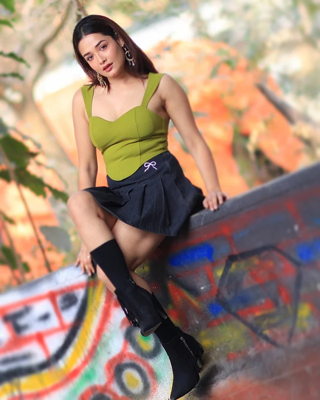 গ্লসি মেকআপে ঝলমল করছে তিনি। ন্যাচারাল বেস , সফট ব্লাশ আর ঠোঁটে গ্লসি পিংক শেডের লিপস্টিকে গ্ল্যাম ছড়াচ্ছেন যেন । আর চুলগুলো মাঝ সিঁথি করে স্ট্রেট স্টাইল করা