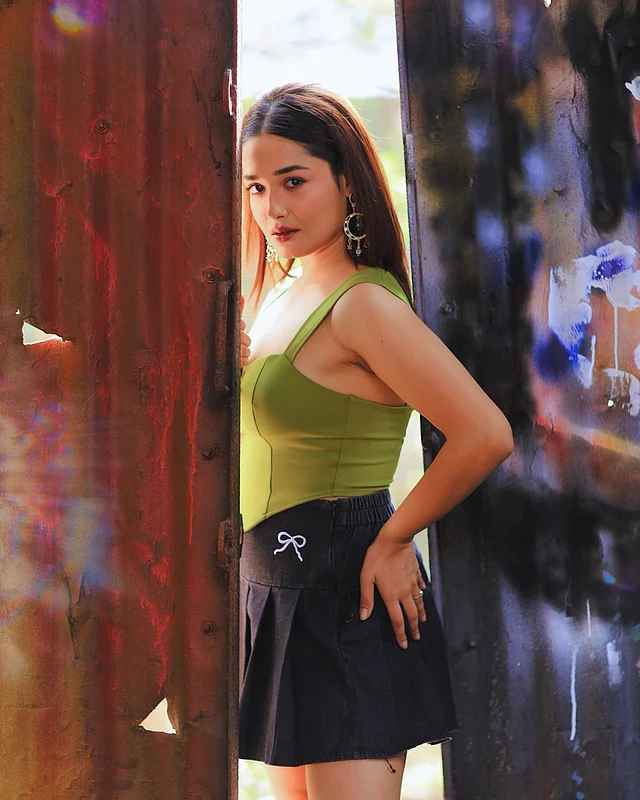 স্কার্টের কোমরের কাছে ছোট রিবন মোটিফের এমব্রয়ডারি ডিটেইল লুকটিকে দিয়েছে প্লেফুল আমেজ । সবুজ-কালোর এই কনট্রাস্ট পুরো লুককে আরও আকর্ষণীয় ও ট্রেন্ডি করেছে।