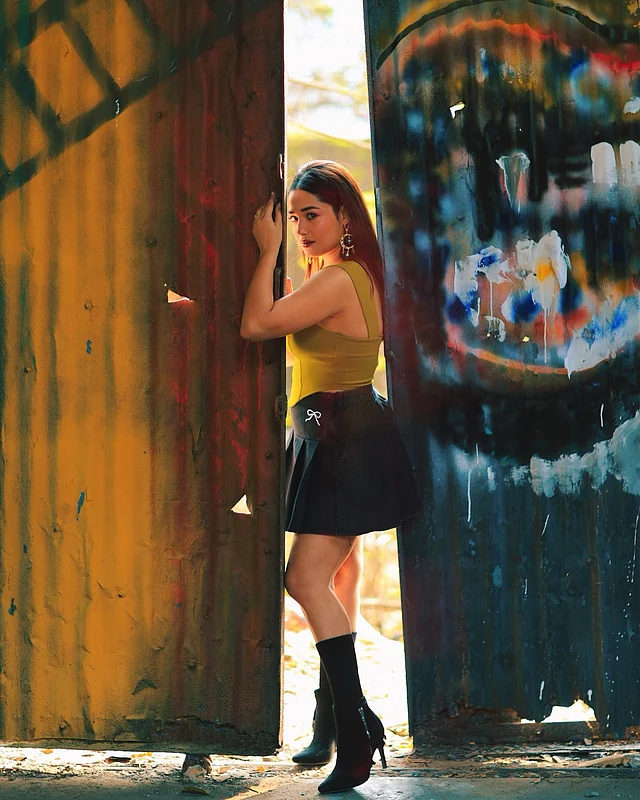 লুক সম্পূর্ণ করতে জুটি হয়েছে স্টাইলিশ ব্ল্যাক অ্যাঙ্কল বুটস আর মোজা, যা পুরো লুকে এনেছে স্ট্রিট-স্টাইল ভাইব