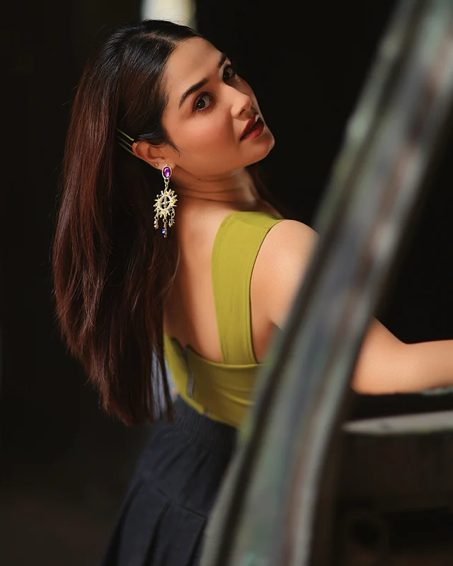 রোশনীর কানে শোভা পাচ্ছে চাঁদ, তারা ও সূর্য মোটিফে ডিজাইন করা বোহিমিয়ান ড্রপ ইয়ার রিং। পার্পল ও রয়্যাল ব্লু পাথরের ঝিলিকে যোগ হয়েছে রেট্রো আবহ