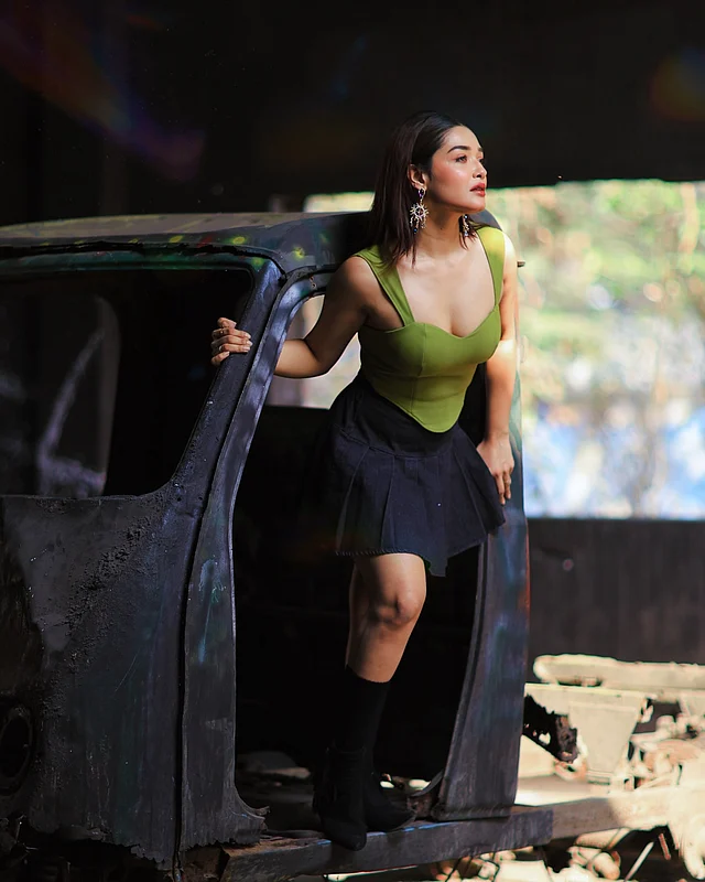 বটমওয়্যার হিসেবে বেছে নিয়েছেন স্টাইলিশ ডেনিম প্লিটেড মিনি স্কার্ট। টপের সঙ্গে এই কালো স্কার্টের জুটি বেশ মানিয়েছে ।