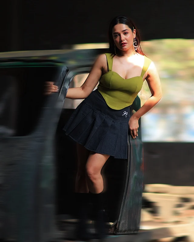 অলিভ গ্রিন রঙের স্লিভলেস করসেট টপটি তাঁর লুকের মূল আকর্ষণ। হার্ট-শেপড নেকলাইন তাঁর ফিগারকে সুন্দরভাবে হাইলাইট করেছে।