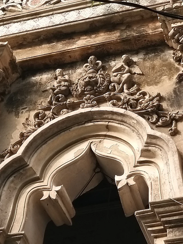 দেয়ালে ভেনাসের ভাকর্য