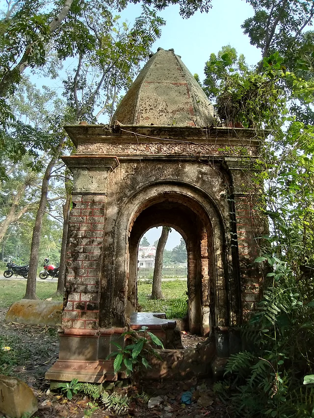 এই স্মৃতিমন্দির থেকে ভাষ্কর্য চুরি করে নিয়ে গেছে। আছে কেবল বেদি