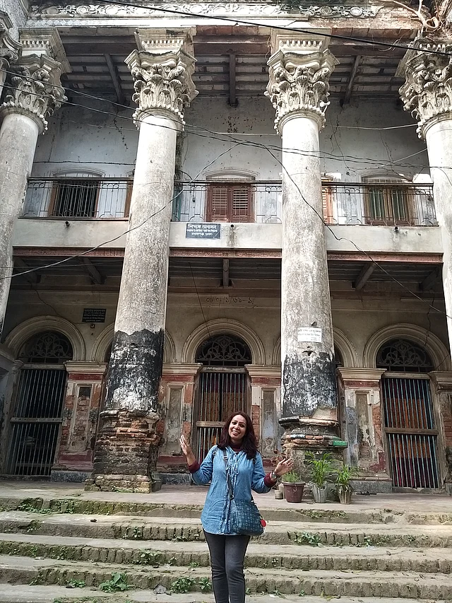 জমিদার বাড়ির সামনে লেখক