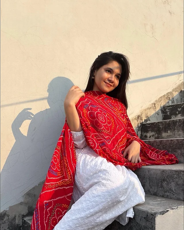 সাদা সালওয়ার কামিজের সঙ্গে লাল চুন্দ্রীর ওড়না পরেছেন তিনি