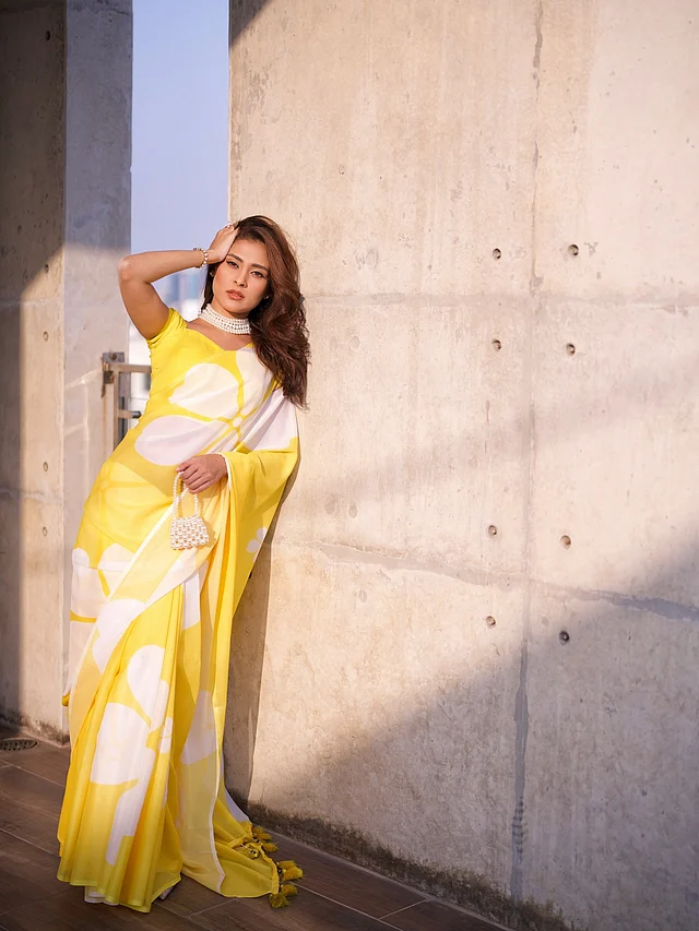 রোদ্দুরের মতোই উজ্জ্বলতা নিয়ে ফ্রেমে ধরা দিয়েছেন অভিনেত্রী। পরনে প্যাস্টেল হলুদ শাড়ি। জমিনে বড় সাদা ফুলেল ছাপ স্প্রিং ভাইব এনেছে লুকে।