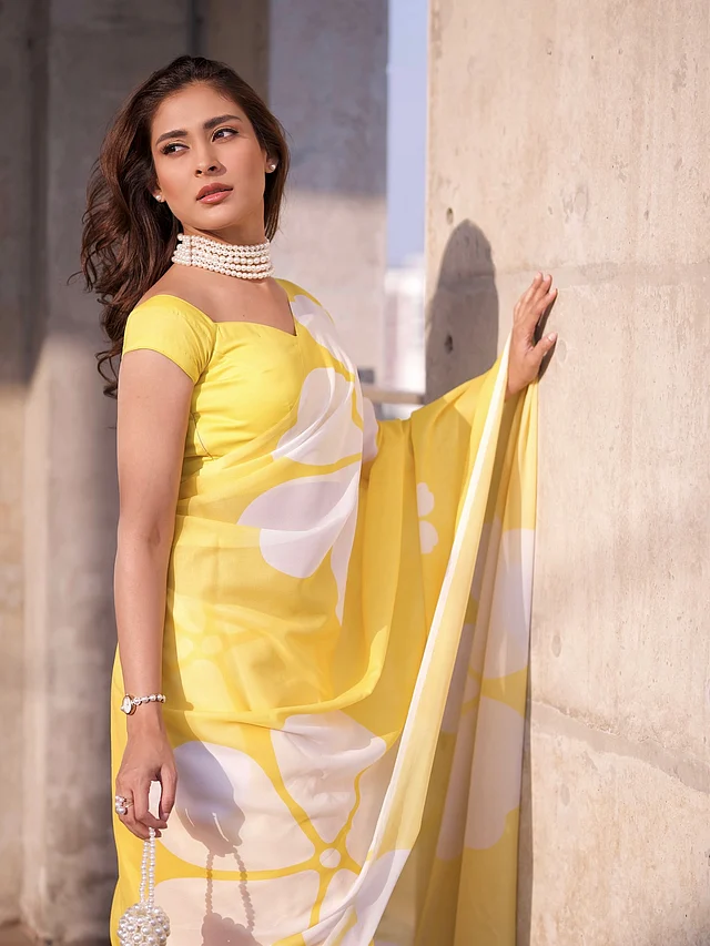 এই লুকের আসল আকর্ষণ লেয়ার্ড পার্ল চোকার বা মুক্তার নেকপিস। সঙ্গে ম্যাচিং পার্ল স্টাড,ব্রেসলেট ঘড়ি আর স্টেটমেন্ট রিং পরেছেন তিনি।