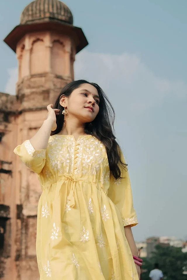 প্যাস্টেল ইয়েলো মিডি ড্রেসে বেল্ট ও সাদা ফুলেল এমব্রয়ডারি