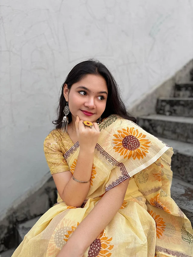 এবার সানফ্লাওয়ার শাড়িতে। সঙ্গে অক্সিডাইজড ঝুমকা আর সূর্যমুখী ডিজাইনের ঝুমকা