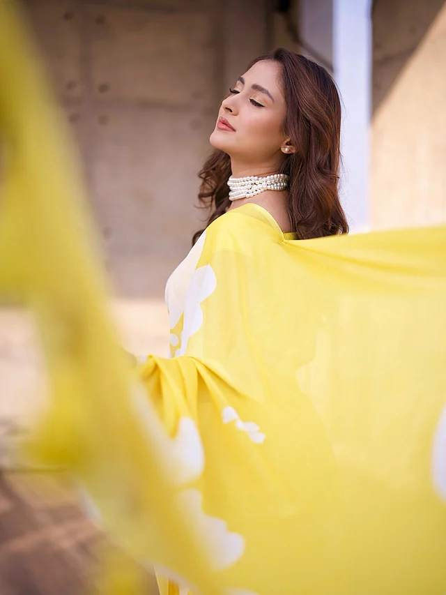 অভিনেত্রীর মেকআপ মিনিমাল হলেও যথেষ্ট নজরকাড়া। চোখে গোল্ডেন আইশ্যাডো আর আইলাইনার, ঠোঁটে ক্রিমি ন্যুড লিপকালার, গালে সফট ব্লাশ—সব মিলিয়ে পুরো লুকে প্রকাশ পেয়েছে নিখুঁত স্প্রিং ডে-আউট ভাইব। চুল রাখা হয়েছে ন্যাচারাল ওয়েভে।