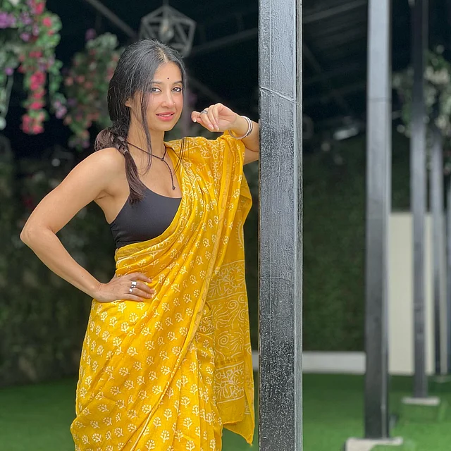 যারা একেবারেই সিম্পল অথচ নজরকাড়া লুক পছন্দ করেন, তাঁদের জন্য এই সাজ হতে পারে দারুণ অনুপ্রেরণা। হলুদ সুতি শাড়ির সঙ্গে কালো স্লিভলেস টপ পরেছেন নায়িকা। চুলে বিনুনী, গলায় মিনিমাল নেকপিস, হাতে চুড়ি -আংটি , আর চোখে কাজল—ব্যাস, এতটুকুতেই সম্পূর্ণ লুক।