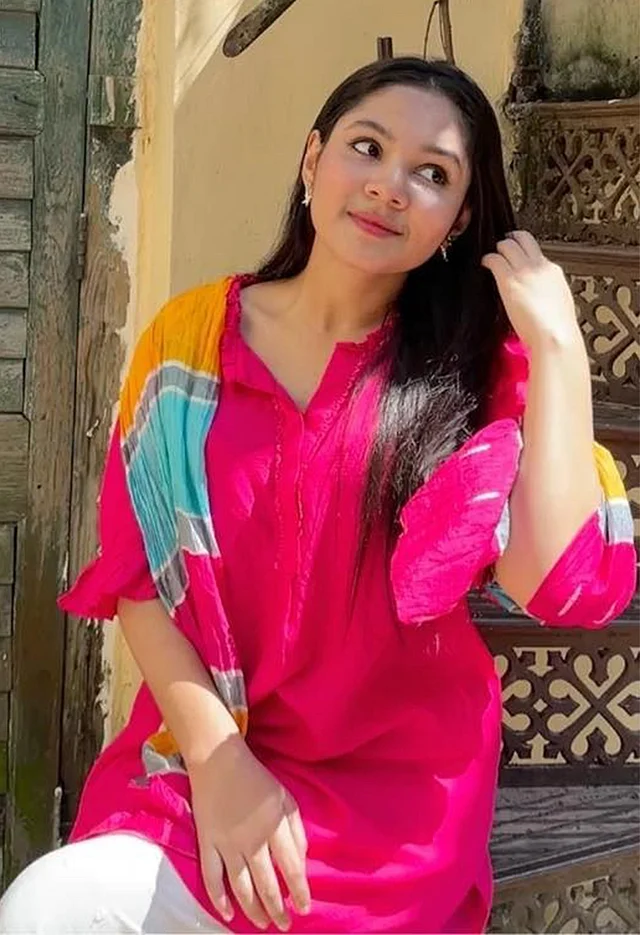 রংচঙে ওভারসাইজড শার্টে অতিথি