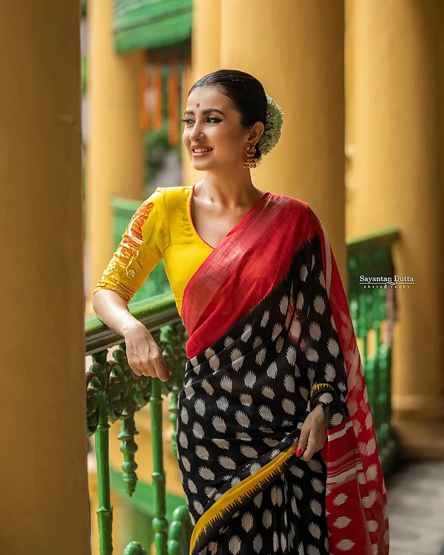 লাল- কালো - হলুদের এই কম্বিবেশন সত্যিই দারুণ । এই সুন্দর শাড়ি -ব্লাউজের জুটির সঙ্গে মনামী বেছে নিয়েছেন গোল্ডেন ঝুমকা। তাঁর খোঁপায় নজর কাড়ছে গাঁজরা ।