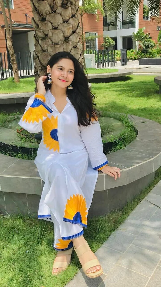 সানফ্লাওয়ার প্রিন্টের সাদা কো-অর্ডসে অতিথি