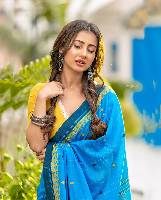 আকর্ষণ কাড়ছে খেজুর বেণি হেয়ারস্টাইল। অক্সিডাইসের গয়না আর ন্যুড মেকআপের সঙ্গে সাদা টিপও নজর এড়ায়নি ভক্তদের।