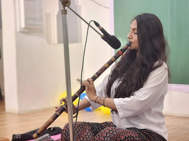 স্বয়ম্ভুর সেশনে অন্যতম বাদ্যযন্ত্র হলো বাঁশি