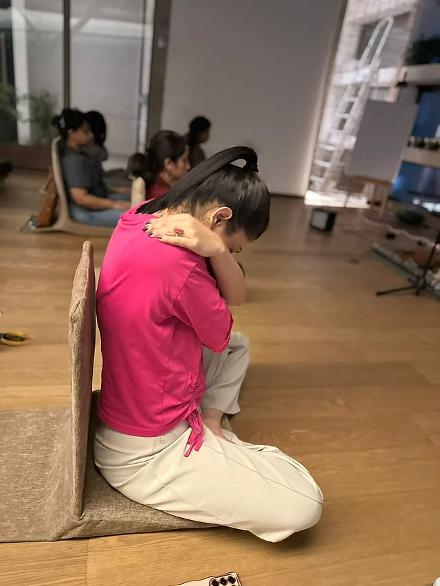 এটি একটি মেডিটেশন, যেখানে সঙ্গীত এবং শব্দ তরঙ্গের মাধ্যমে অংশগ্রহণকারীরা সক্রিয়ভাবে অভিজ্ঞতার অংশ হয়ে ওঠে।