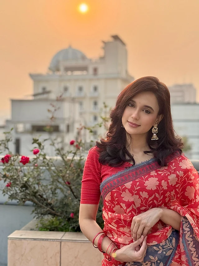 ফ্যাশন ব্র্যান্ড ঋতির ডিজিটাল প্রিন্টের লাল-নীল শাড়িতে সাবিলা নূর। শাড়ির জমিনে থাকা ফ্লোরাল ছাপই বলে দিচ্ছে বসন্ত এসে গেছে। সঙ্গে পরেছেন লাল ব্লাউজ