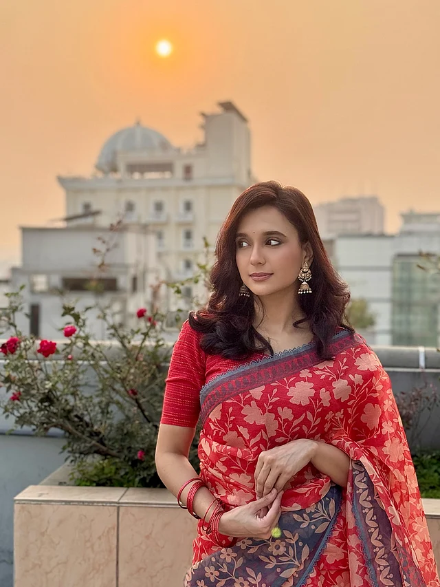 ছিমছাম সাজই পছন্দ তাঁর । কানে ঝুমকা , হাতে একগুচ্ছ লাল চুড়িতে অন্যরকম সুন্দর লাগছে সাবিলাকে