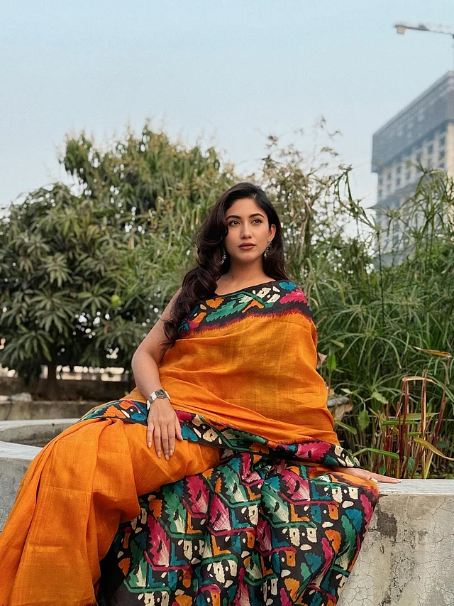 স্টাইলিশ অভিনেত্রী সাফা কবিরও বেছে নিয়েছেন শাড়ি। তবে নিজের শাড়ি না ।সাফা বসন্তের সুন্দর ছবিগুল শেয়ার করে লিখেছেন,'বসন্তে আমি আম্মুর শাড়ি পরেছি'।