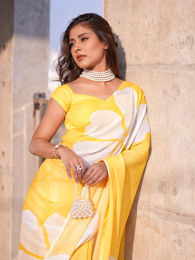 লুকের অন্যতম আকর্ষণ পার্ল বা মুক্তার জুয়েলারি । হাতেও রেখেছেন ছোট্ট পার্ল-এমবেলিশড মাইক্রো ব্যাগ