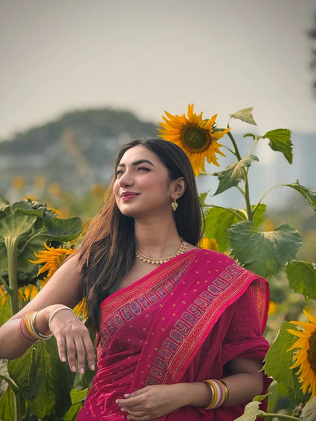 ইএফ ক্রিয়েশনের লাল সুতি শাড়ি আর হাতে পরা কাঁচের চুড়িতে বসন্তবরণ করেছেন অভিনেত্রী সুনেরাহ বিনতে কামাল।