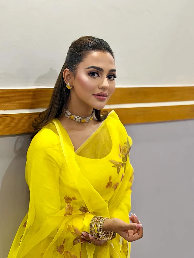 শিয়ার ফেব্রিকের পাতলা জমিনে ফুল, পাতা আর পাখির ছাপ শাড়িটিকে দিয়েছে একদম বসন্তের ছোঁয়া। সঙ্গে মানানসই একই রঙের গ্লাস স্লিভ ব্লাউজ জুটি হয়েছে। জুয়েলারিতেও একই রঙের ধারাবাহিকতা বজায় রেখেছেন নায়িকা।