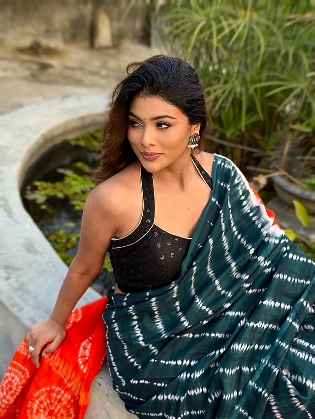 তবে সবচেয়ে আকর্ষণ কাড়ছে হল্টারনেক , ব্যাকলেস কালো ব্লাউজটি । সঙ্গে মিনিমাল মেকআপ করেছেন টয়া আর কানে শোভা পাচ্ছে স্টেটমেন্ট দুল।