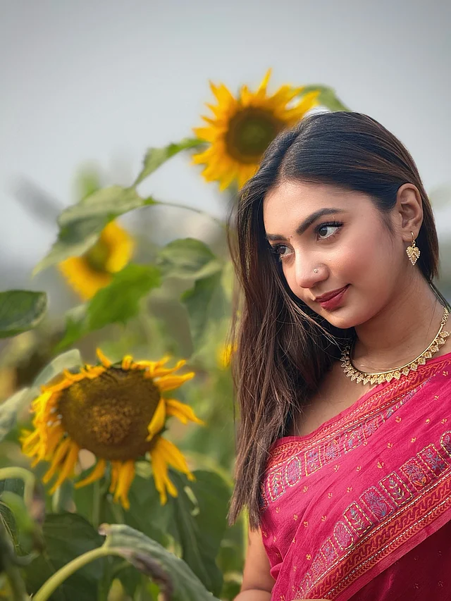 সেজেছেন গ্লুড টুগেদারের গোল্ড প্লেটেড জুয়েলারিতে ।