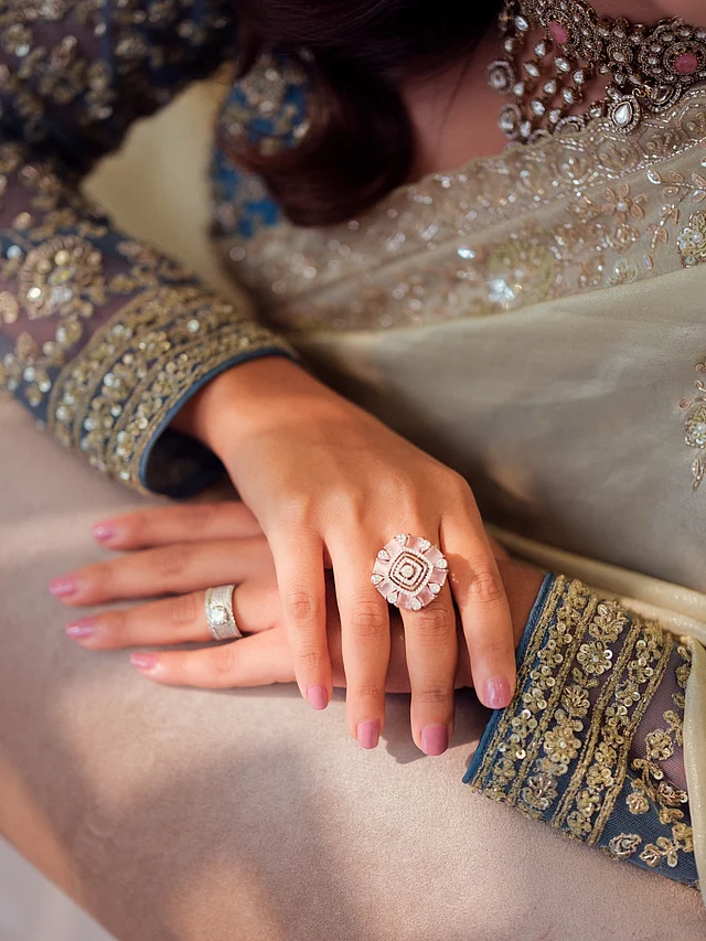 দুই হাতে আংটি পরেছেন ডায়মন্ড রিং।