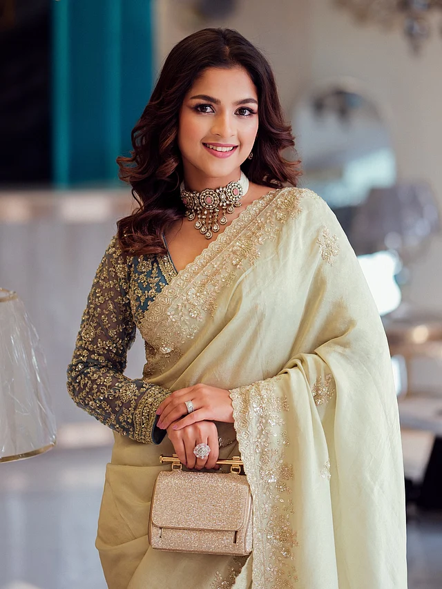 জমিনে মিনিমাল ফ্লোরাল কাজ—সব মিলিয়ে লুকে ফুটে উঠেছে ক্ল্যাসি ও পরিমিত গ্ল্যাম।